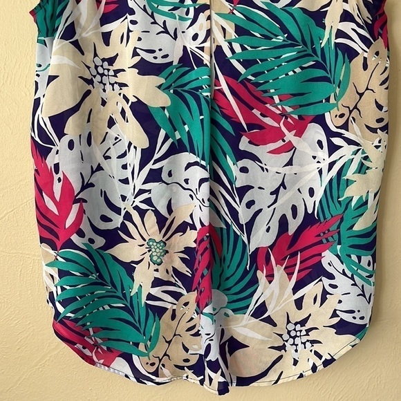 Liz Claiborne multi colored flower sheer top size medium sleeveless curve hem - Picture 4 of 13